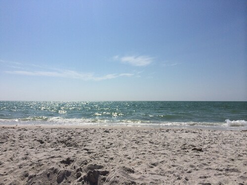 Spacious beach house 1.5 blocks to the beach on Silver Lake with spectacular lak