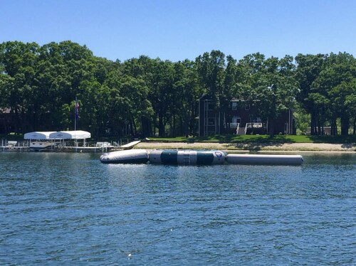 Perfect Family Getaway - Pontoon, Sandy Beach, Water Trampoline and More!