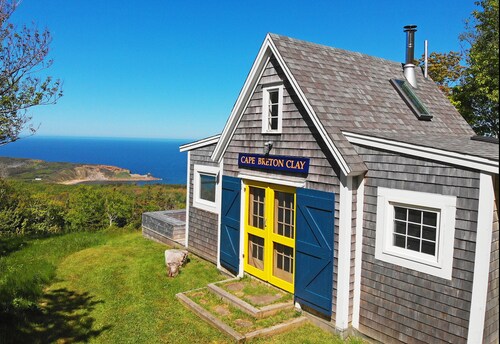 Cottage with Incredible Ocean Views, 3 min. to beach, near Cabot Trail & Park