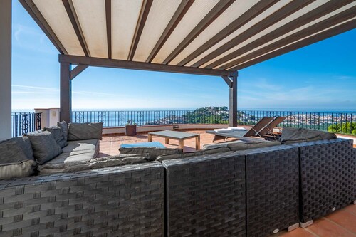 Villa de lujo de 8 dormitorios y 5 baños con impresionantes vistas y piscina y jardines privados