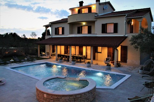 For large group, pool 50 m2-option heated pool, Jacuzzi, 4 km beach, sea view