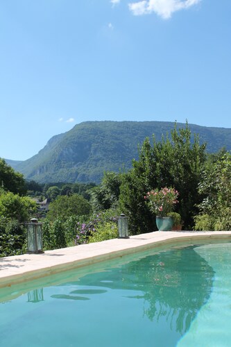 Charmante maison en pierre avec sauna, piscine, près du Grand Colombier et des lacs