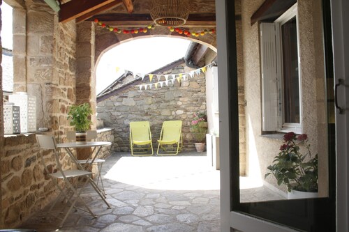 Charmante maison dans un village médiéval entouré d'une belle nature