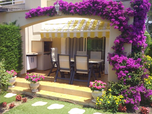 BELLE MAISON AVEC BEAU JARDIN PISC. SĂCURITAIRE POUR LES ENFANTS AVEC WIFI