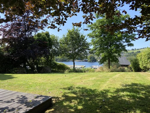 Beeindruckendes, modernes Ferienhaus in einem Dorf am See