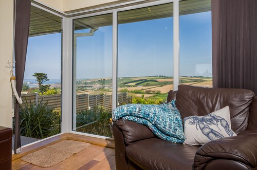 Cosy Coastal Getaway, Thurlestone. Garden. Beaches. Log Burner. Dog Friendly