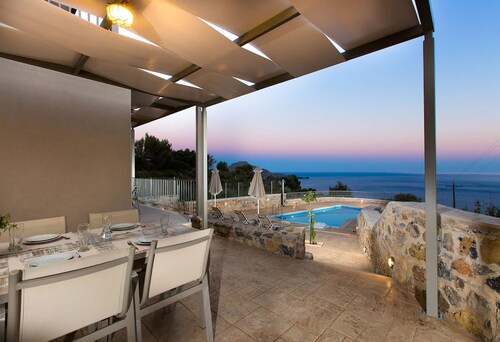 Panoramic Sea Views, 2 km from the beach, heated pool