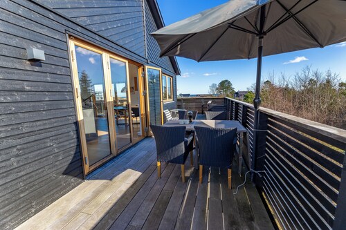 Modernes Ferienhaus: Meerblick, 4 SZ, 2 Bäder, Strand 100 m, Terrasse