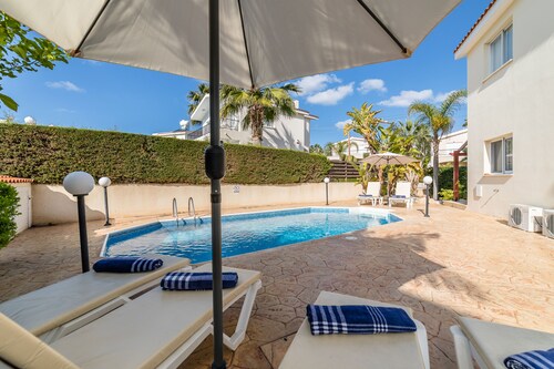 Luxusvilla komplett ausgestattet mit privatem Pool. Alle Annehmlichkeiten zu Fuß erreichbar