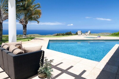 Mango Sunsets: Gorgeous Oceanview Estate w/Private Pool, Spa & AC