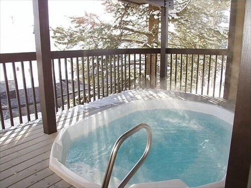 1BR - True ski-in ski-out location on Right-O-Way