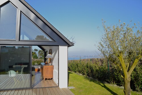 Architect house 2013 full sea view, feet in the water