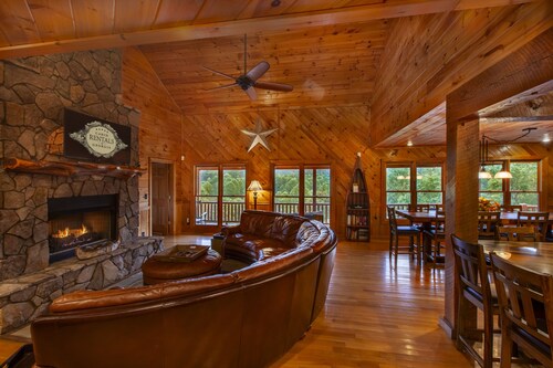 Serendipity~5 King Suites w/ Ensuite Baths~Treehouse w/ Hot Tub, Seating, Fireplace~Game Room