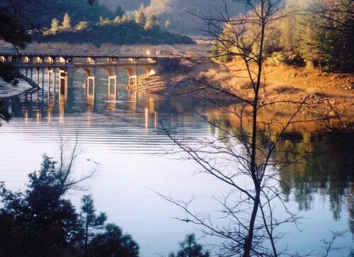 LAKE FRONT ON SHASTA LAKE, NESTLED IN THE MOUNTAINS!