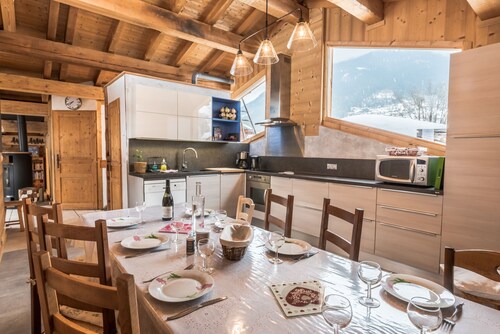 Located less than 2 km from the ski lifts providing access to Arc 2000,