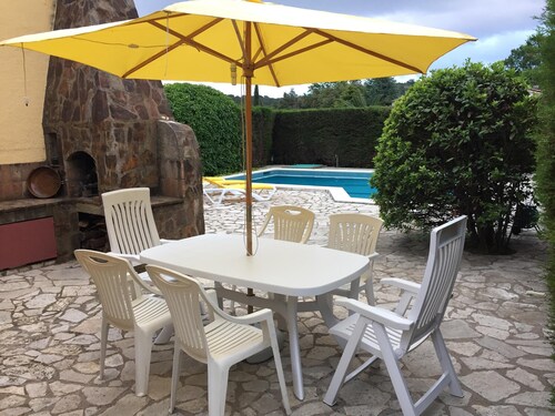 Secluded house with pool, barbecue and garden 10min. of the beach. Ideal families