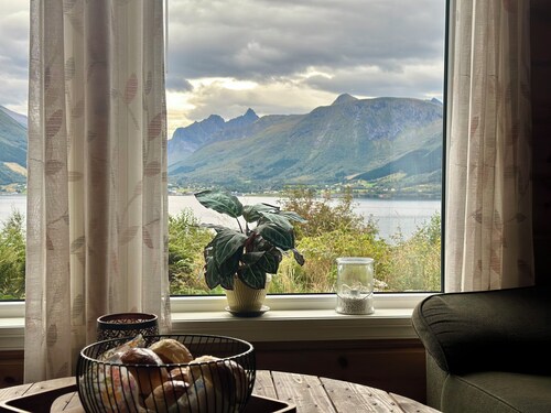 Haus in ruhiger Lage mit Panoramablick über die alpen unt fjord.