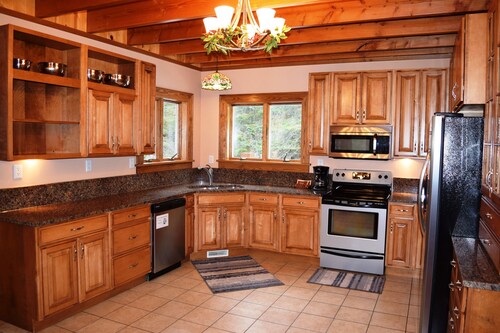 Beautiful Winter LAKE Lodge -Jacuzzi-Fireplace-Pool Table-PingPong-Wifi-Quiet