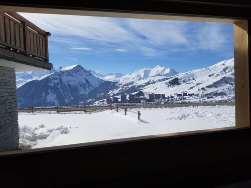 La TOUSSUIRE : CHALET AVEC BALNEO, 12 P EXPOSE PLEIN SUD FACE AUX AIGUILLES