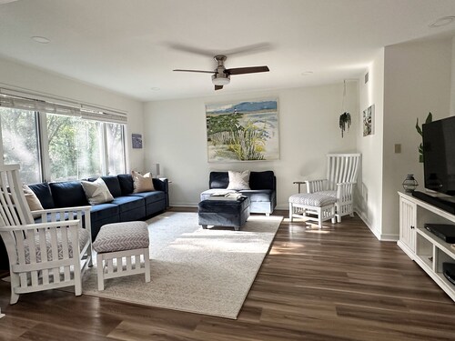 So close to the beach! Beautifully renovated villa 3BD 3BA. Fairway Oaks W Beach