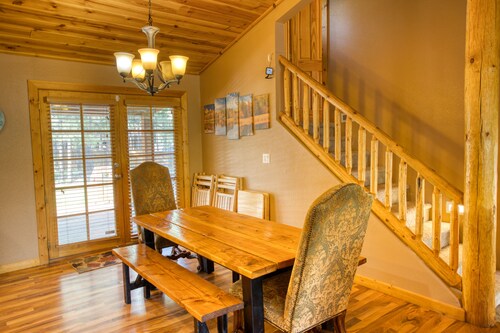 ***CUTE COZY CABIN IN THE PINES***PET FRIENDLY**FENCED YARD***