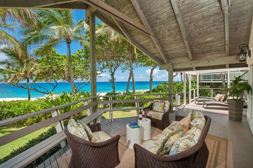 Beautiful Island Style Beachfront with AC and large covered lanai
