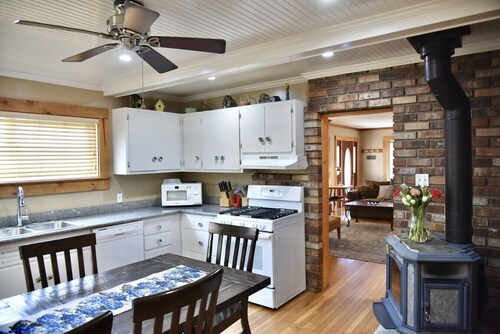 The McCloud Vacation Home on Mt. Shasta Sleeps 10+, Free Wifi