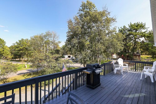 WolfRun Lake View Chalet, 200 feet from Lake, Hottub