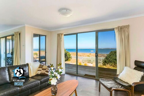 Absolute Waterfront Views + Kayaks