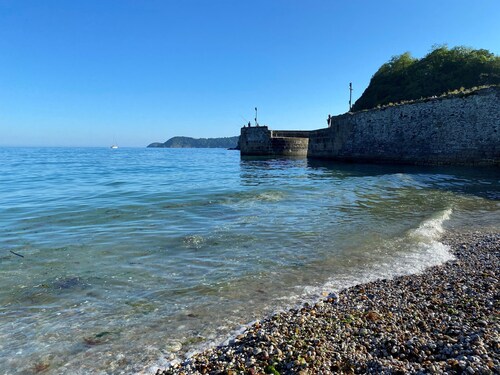 Mona's Cottage - Private Parking, Sea Views, Garden & Close To Harbour & Beach