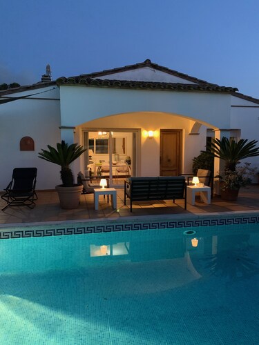 L'Escala: house with private garden, pool, & free Wi-Fi
