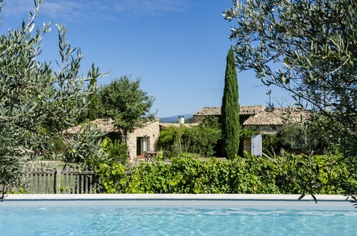 Maison de charme avec piscine au milieu des vignes dans le Luberon