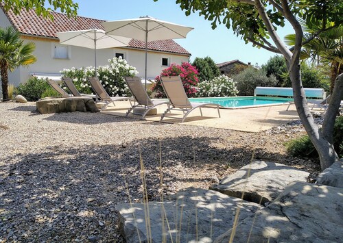 Les GiVans, 60m² Ferienhäuser, beheiztes Schwimmbad, Panoramablick