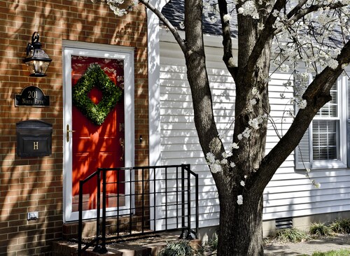 Luxurious 2BR /2Bath with Outdoor Courtyard and Garage in Downtown Bardstown