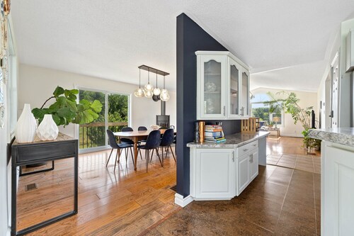 Private House near Sandbanks on acreage with resort like feel