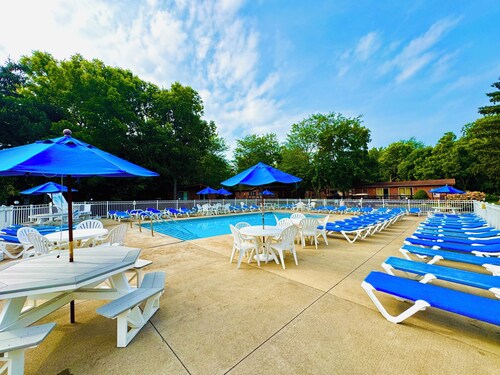 3 Bedroom 2 Bath Home in Island Club -Sleeps 8 - Parking & Pool Access - IC63