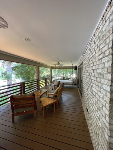 Luxury Lake Front Home in Private Cove- Cul De Sac Atmosphere