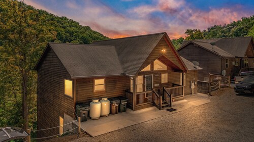 Luxury Lakefront Getaway - Sleeps 26 - Norris Lake’s Best Location