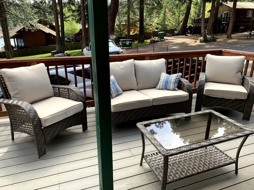 Lakeside cabin, remodeled, cozy, pet friendly with boat launch & free boat slip.