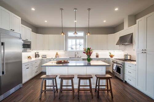 Beautiful Luxury Home, Walking Distance to Shops, Beaches & Fine Dining!