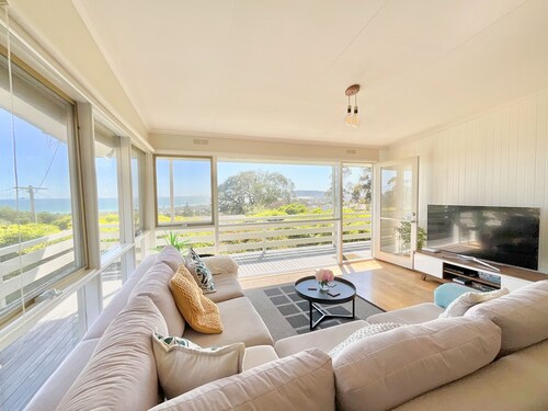 BAYSIDE ESCAPE - AMAZING VIEWS OF THE CITY & THE BAY
GREAT FAMILY GETAWAY
