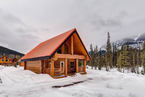 Getaway Cabin Ideal For Groups Exploring Rockies