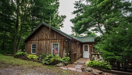 Autumn Ridge- Cozy cabin in the Blue Ridge Mountains with a bubbly hot tub!🗻