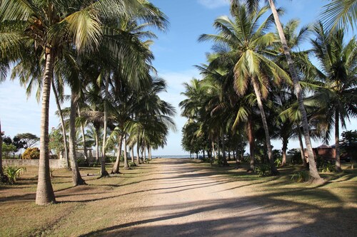 Charming, comfortable cabana in a private peaceful neighborhood by the ocean