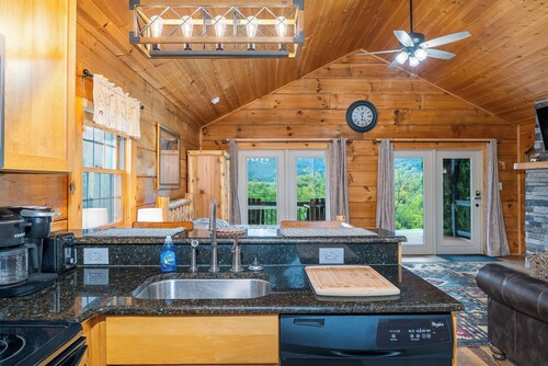 Romantic LURAY Mountain Log Cabin #4 Couples Hot Tub Stone Fireplace Mtn Views