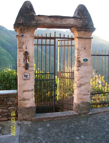 DELIGHTFUL Haus mit privatem Garten und Terrasse nur wenige Kilometer. Vom Meer entfernt.