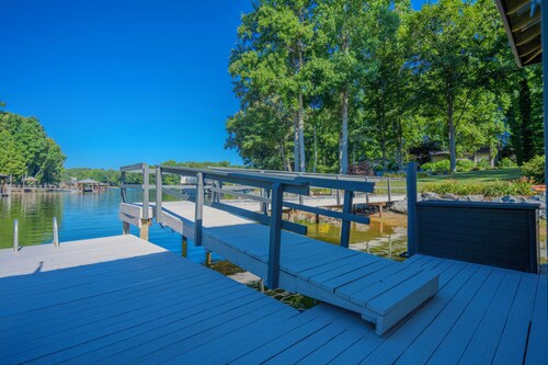 Lakefront Cottage, spacious and completely renovated craftsman home