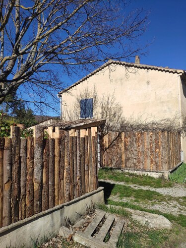 maison individuelle pouvant accueillir 4 à 6 personnes jardin cloturé