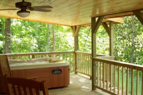 Cabin in the Woods-Peaceful 1BR 20-Acre Rural Retreat-HotTub&WiFi near Asheville