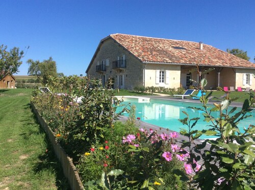 Modern Charming property classified 5 * Heated pool and incredible grounds